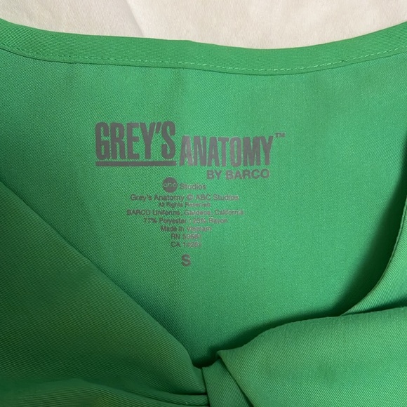 GREY’S ANATOMY BY BARCO lime green scrub set - Picture 11 of 12